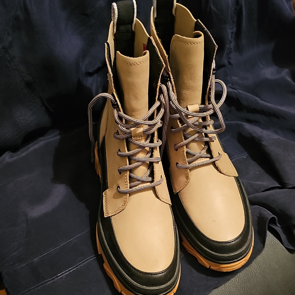 Sorel Beige Black and Orange Women's Boots NWOT